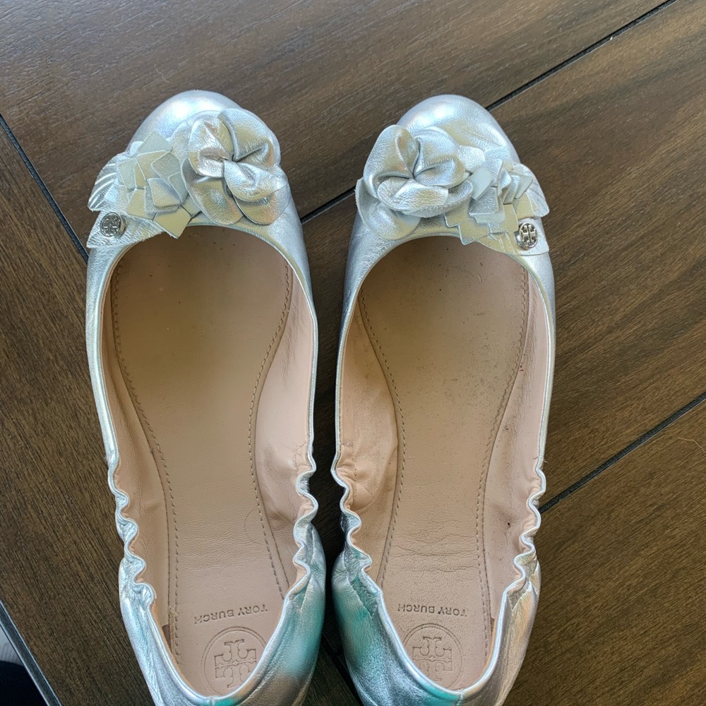 Adorable flower detail Tory Burch flats